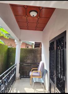 un portico con due sedie e un soffitto di Résidence privée a Conakry