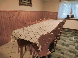 a dining room with a table and chairs in a room at Dom Wczasowy u Gruszki in Dzianisz
