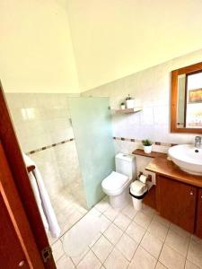 a bathroom with a toilet and a shower and a sink at Amplia Villa en Metro Country Club in La Puntica de Juan Dolio