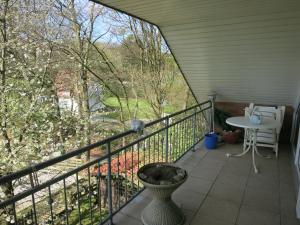 balcón con vistas a una mesa y sillas en Ferienwohnung Am Teuto, en Tecklenburg
