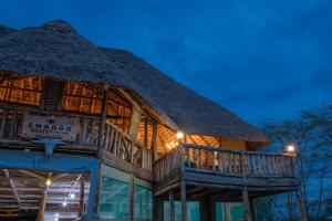 ein großes Bambusgebäude mit einem Strohdach in der Unterkunft Embogo Safari Lodges in Katoke