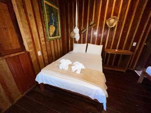 a bedroom with a bed with two polar bears on it at Vista do Lago Jungle Lodge in Cajual