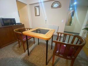 1 mesa y 2 sillas en una habitación en Hermoso departamento en pleno microcentro en Mendoza