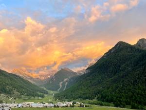 a view of a valley in the mountains at sunset at Chalet montagne 10 personnes in Ceillac