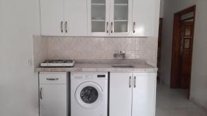 オルデニズにあるSarıhan Apart Otelのキッチン(洗濯機、シンク付)