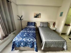 1 dormitorio con 2 camas y mesita de noche en Studio 909 - Iguatemi Ribeirão Preto en Ribeirão Preto