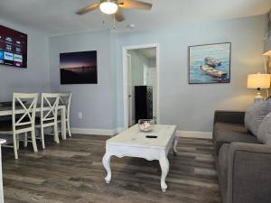 sala de estar con sofá y mesa de centro en Starfish - Spacious By River 1.3 Mi to Beach 1 Bd 1 Bth Kit, en Bonita Springs