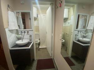 y baño con 2 lavabos y ducha. en Hermoso departamento en pleno microcentro en Mendoza