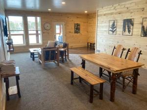 uma sala de estar com paredes de madeira e uma mesa e cadeiras em Keweenaw Waters Resort em Houghton