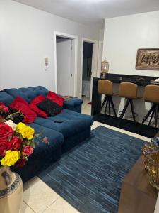 a living room with a blue couch with flowers on it at ALUGUEL TEMPORADA TECNOSHOW in Rio Verde