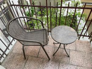 una mesa y una silla sentadas junto a una mesa en Stella apartments en Praga