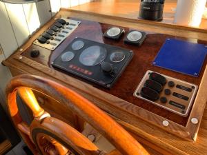 a wooden desk with an audio equipment on it at Stahlschiff DORINA in Sassnitz