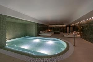 アヴェイロにあるHotel Afonso V & SPAの部屋の真ん中にあるジャグジー浴槽