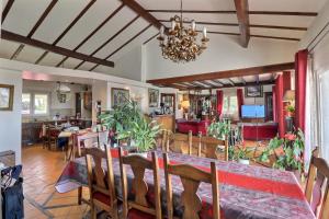 a dining room with a table and chairs at Domaine de Hurlevent in Montgaillard-Lauragais