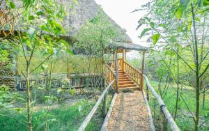 Vrt pred nastanitvijo Embogo Safari Lodges