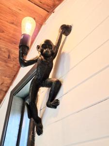 una estatua de un mono colgando en el costado de una casa en Otter 3 HuntersMoon-Warminster-Bath-Salisbury en Warminster