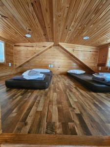 twee bedden in een kamer met een houten plafond bij Wheeler Sunrise Living 3 in Connersville