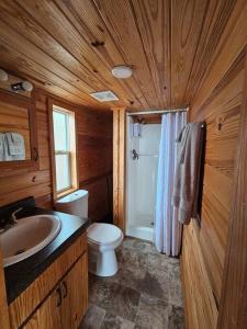 een houten badkamer met een toilet en een wastafel bij Wheeler Sunrise Living 3 in Connersville