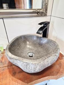 lavabo de piedra en una encimera de madera en el baño en Otter 3 HuntersMoon-Warminster-Bath-Salisbury en Warminster