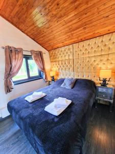 1 dormitorio con 1 cama con 2 toallas en Otter 3 HuntersMoon-Warminster-Bath-Salisbury en Warminster