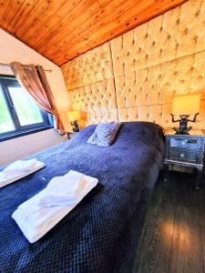 1 dormitorio con 1 cama azul en una habitación en Otter 3 HuntersMoon-Warminster-Bath-Salisbury en Warminster