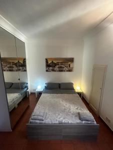 ジェノヴァにあるCasa Luccoliのベッドルーム1室(大型ベッド1台、ランプ2つ付)
