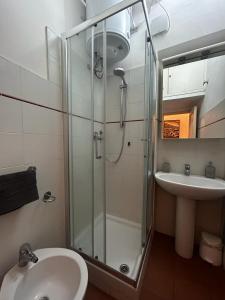 ジェノヴァにあるCasa Luccoliのバスルーム(シャワー、シンク付)