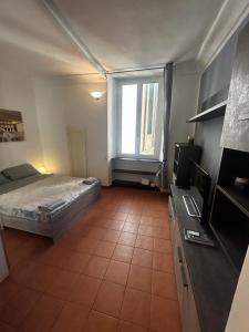 ジェノヴァにあるCasa Luccoliのベッドルーム1室(ベッド1台、大きな窓付)