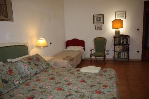 sala de estar con sofá, cama y sillas en Agri Domus, en Guidonia