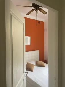a bedroom with a bed with a ceiling fan at Luciana Cannes avec parking - proximité centre croisette -gare -plage in Cannes