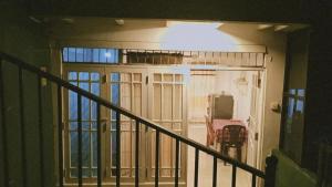 uma vista para uma varanda com uma porta e uma cadeira em Sobasee Deluxe Bungalow em Kandy
