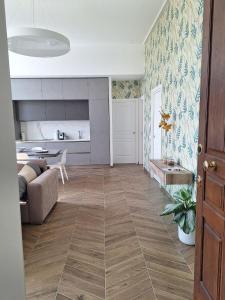 una sala de estar con un sofá y una mesa en Alocasia luxury stay, en Salerno