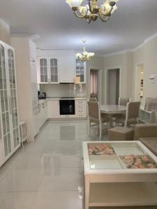 een keuken en een woonkamer met een tafel en een eetkamer bij Ferienwohnung Golem (Durres) in Golem