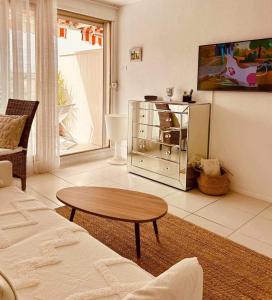 una sala de estar con un sofá y una mesa en Eden, en Saint-Tropez
