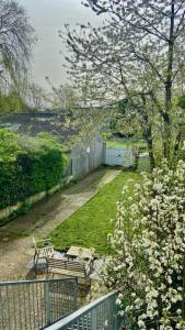 沙勒維爾－梅濟耶爾的住宿－Les Perdrix，一个带两个长椅和栅栏的院子