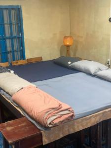 two beds sitting next to each other in a room at Mộc Lam Homestay in Xóm Chum Găng