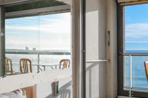 Una habitación con una ventana con vista al mar. en Grand studio face mer Les Sables d'Olonne 4 personnes, en Les Sables-dʼOlonne