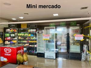 uma mini-loja de mercato num centro comercial em Studio 909 - Iguatemi Ribeirão Preto em Ribeirão Preto