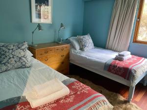 um quarto com 2 camas e uma cómoda em Cairngorm Lodge Rothiemurchus em Aviemore