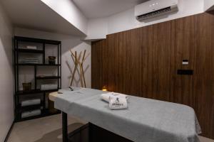 Una habitación con una mesa con dos toallas. en Hotel Afonso V & SPA, en Aveiro
