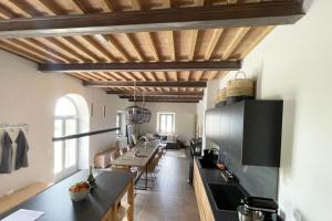 uma cozinha com um balcão longo e uma mesa em Podere Carpineta em Stribugliano