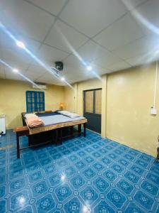 una camera con un letto su un pavimento piastrellato blu di Mộc Lam Homestay a Xóm Chum Găng