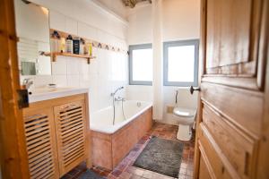 une salle de bain avec une baignoire, un lavabo et des toilettes dans l'établissement Chambre d'Hôte vue exepitonnelle, à Uzès