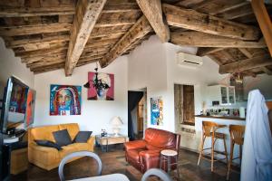 - un salon avec des plafonds en bois et des chaises dans l'établissement Chambre d'Hôte vue exepitonnelle, à Uzès