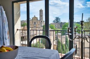 une table avec un bol de bananes au sommet d'un balcon dans l'établissement Chambre d'Hôte vue exepitonnelle, à Uzès