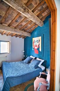 une chambre avec un lit et un tableau au mur dans l'établissement Chambre d'Hôte vue exepitonnelle, à Uzès