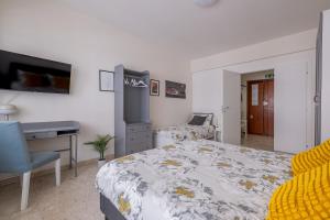 a bedroom with a bed and a desk and a chair at San Pietro Dream House in Rome