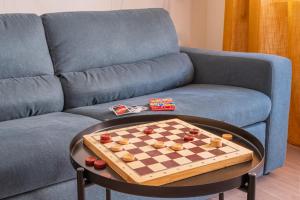 un tablero de ajedrez en una mesa frente a un sofá en San Pietro Dream House, en Roma