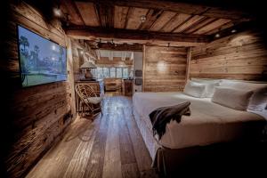 um quarto com uma cama grande num chalé de madeira em Zannier Hotels Le Chalet em Megève