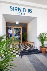 een hotelingang met planten voor een gebouw bij Sirkin 16 Hotel - Autonomous hotel in Giv‘atayim